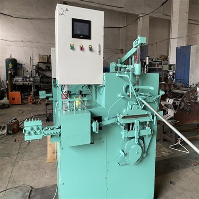 Máquina para colgar abrigos con pegamento